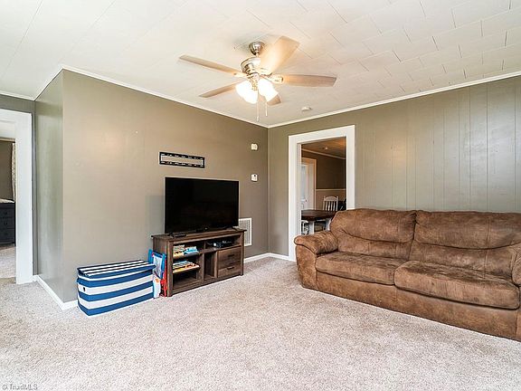 5th image of 3046 Cherokee Dr