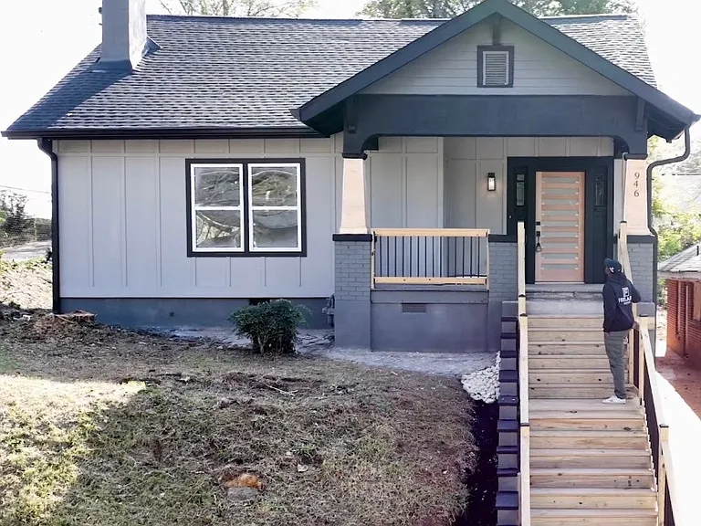946 Ashby Grv SW — Photo 2