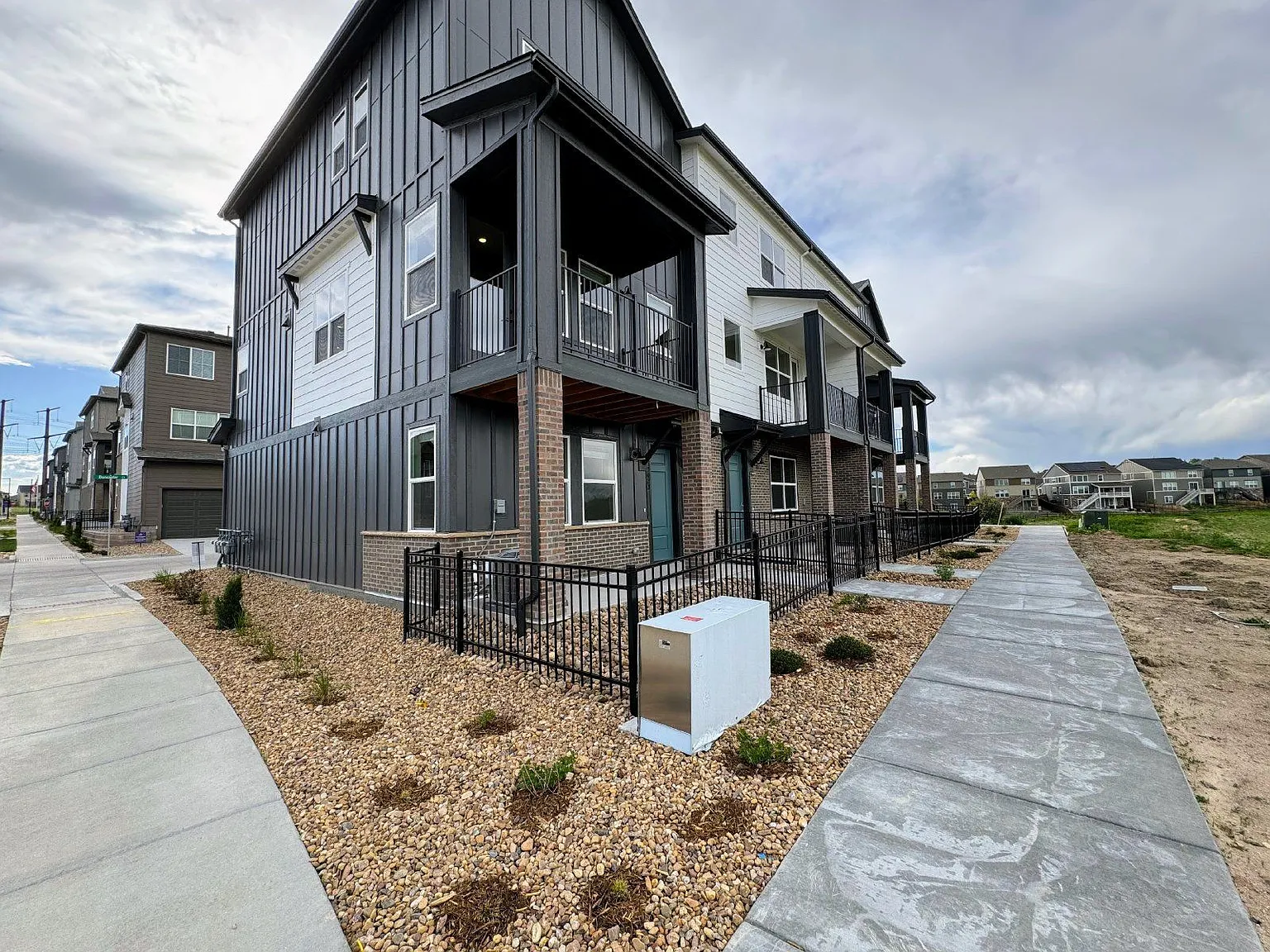 4 bed, 3.5 bath, 1707 sqft, $2,895 — Photo 2