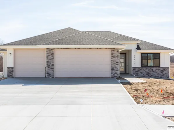 21903 Parkview Dr, Gretna, NE 68028