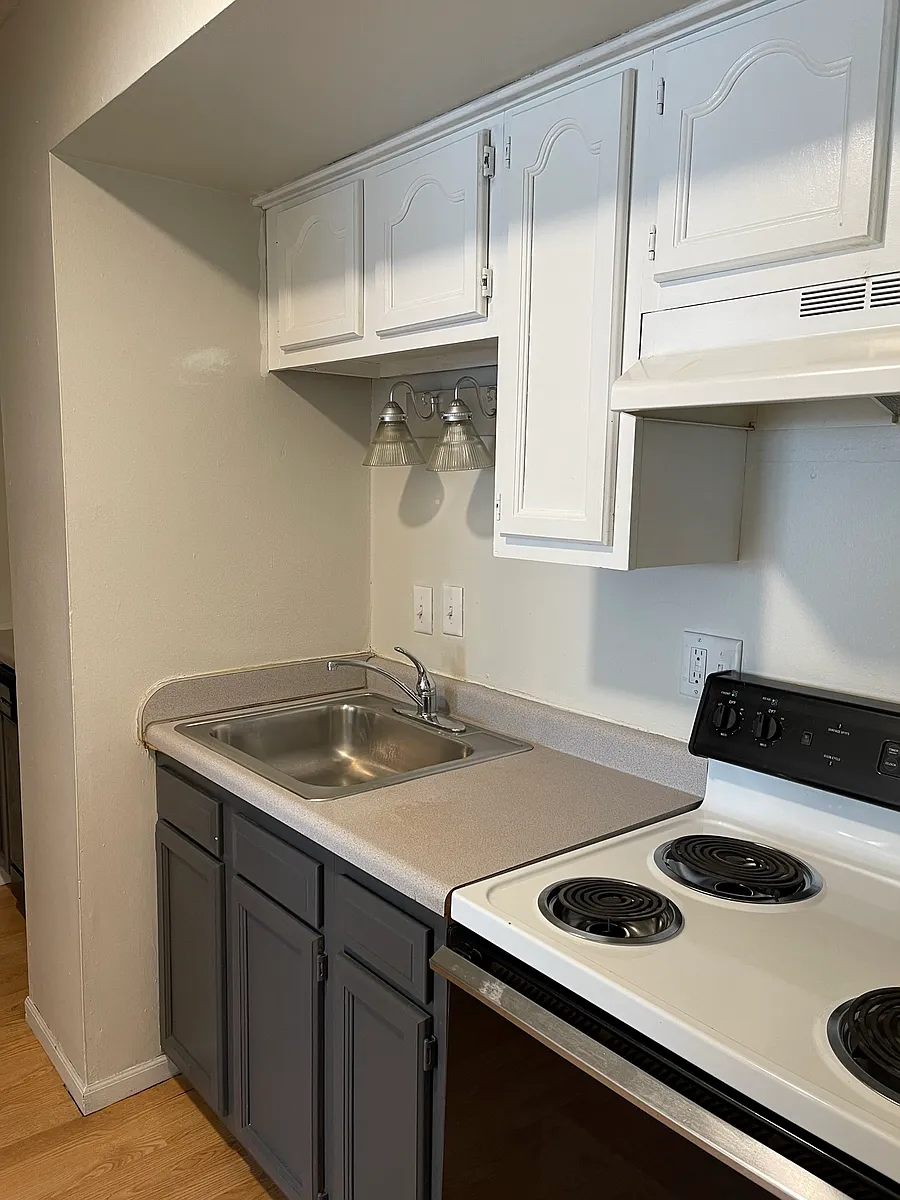 Building Photo - 515 E Burlington St #11S
