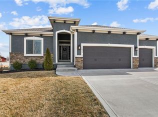 1013 NE Ravenwood Ter, Lees Summit, MO 64086