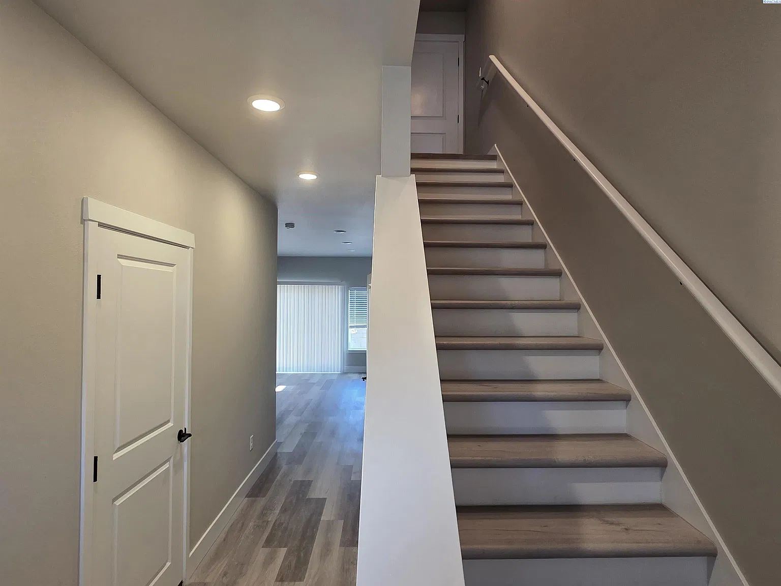 3 bed, 2.5 bath, 1370 sqft, $2,200 — Photo 2