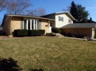 6725 Briargate Dr, Downers Grove, IL 60516