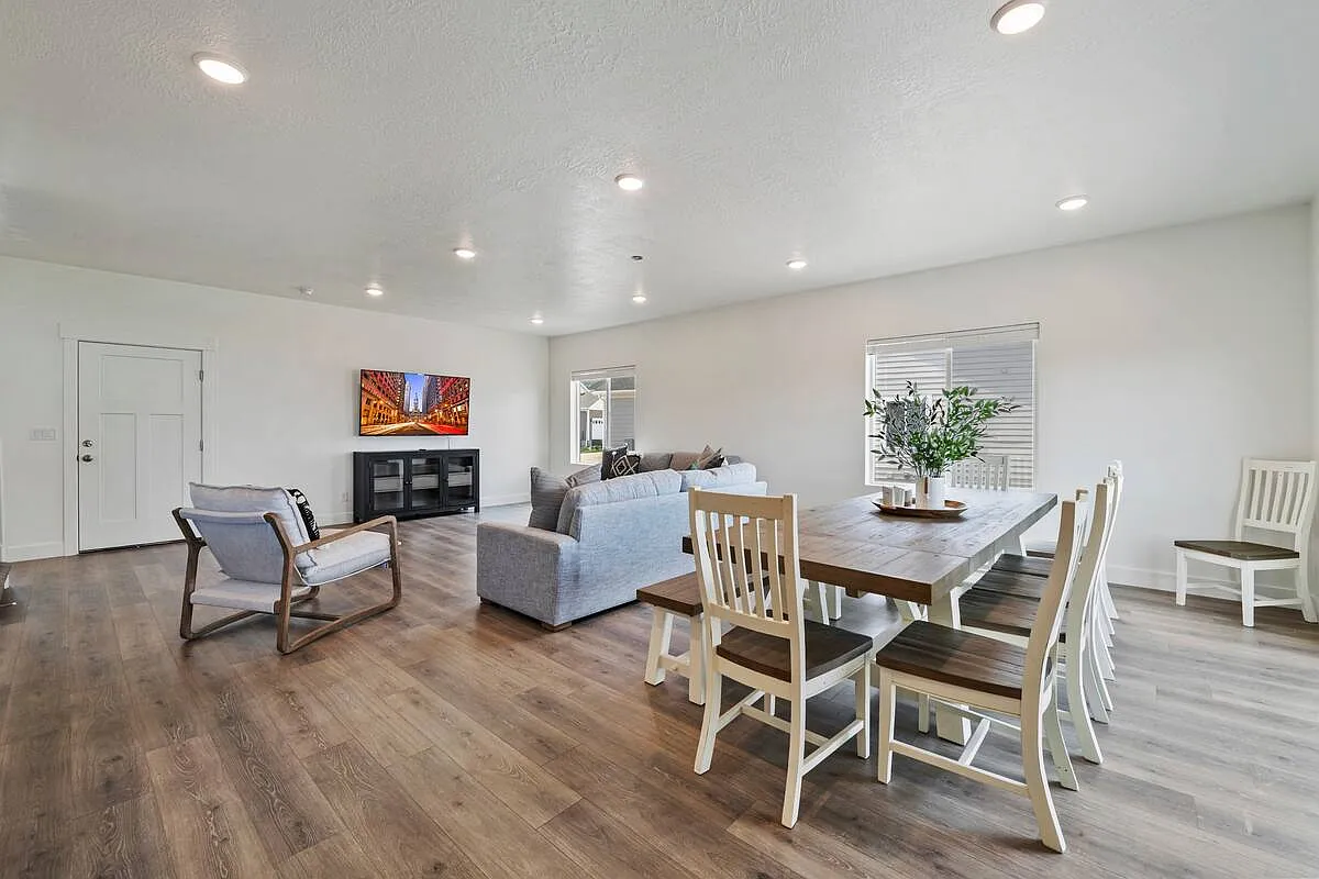6 bed, 3.5 bath, 3400 sqft, $2,400 — Photo 2