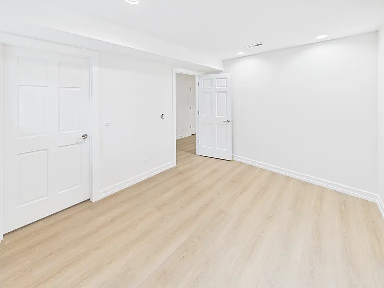 2421 W Lexington St #G — Photo 13