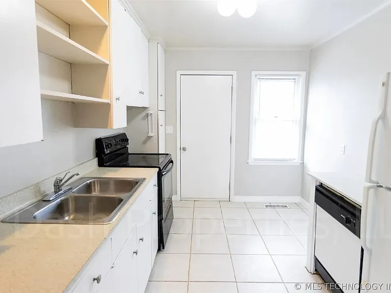 3724 S Knoxville Ave — Photo 8