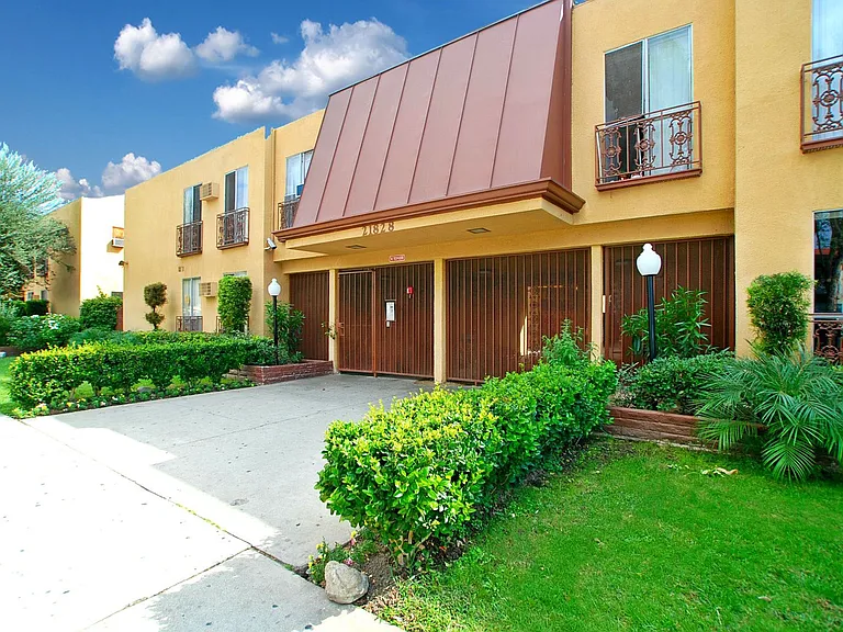 Roscoe Villa Apts — Photo 1