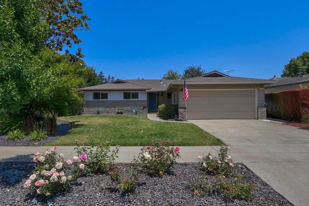 5015 Forest View Dr photo 1