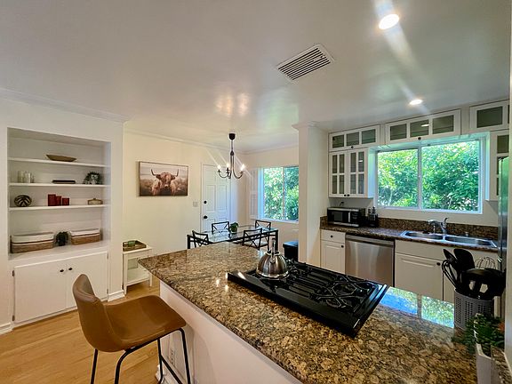 4th image of 938 6th St #204