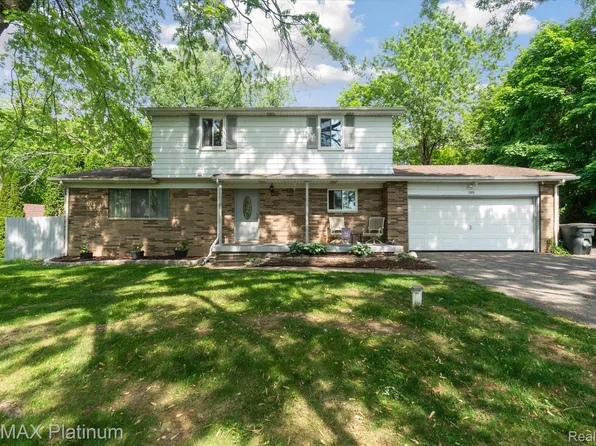 7353 Green Valley Dr, Grand Blanc, MI 48439