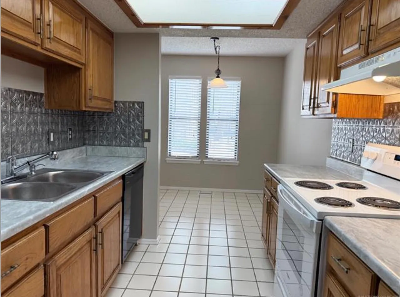 2 bed, 1.0 bath, 1002 sqft, $1,150 — Photo 4