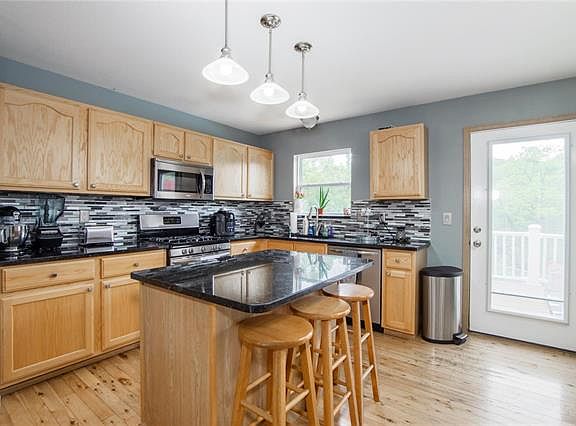 4th image of 826 Hawks Circle Dr