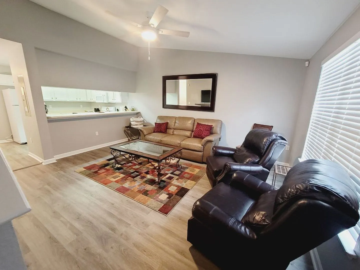 LOVELY 3/3 w/ Vaulted Ceilings, Washer/Dryer, Furnished or Unfurnished, & Community Pool/Gym! Ava... — Photo 2