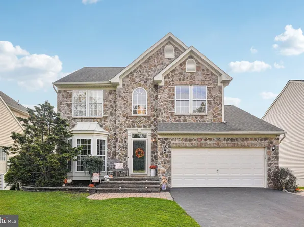 8227 Rose Petal Dr, Philadelphia, PA 19111