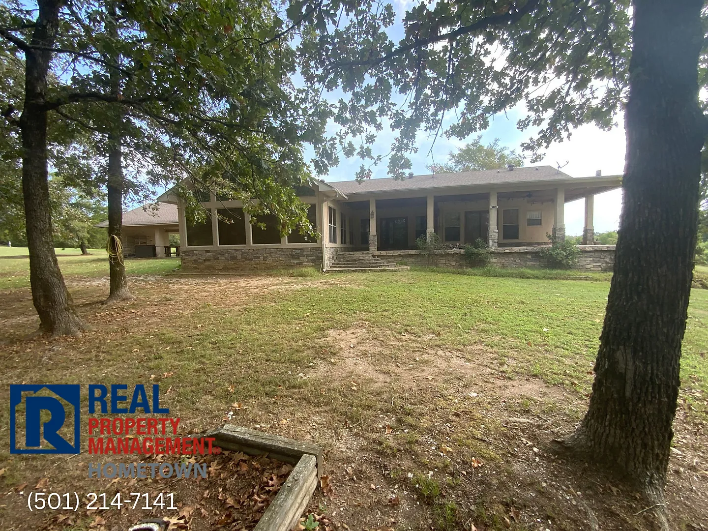 Charming Lonsdale Home with Hardwood Floors and Fireplace — Photo 2