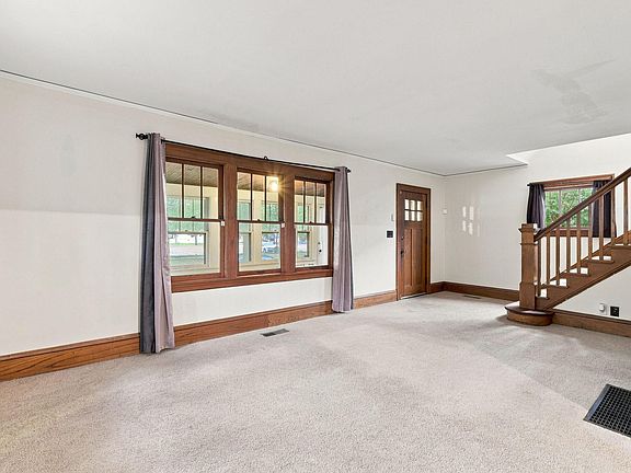 3rd image of 1019 Sherburne Ave
