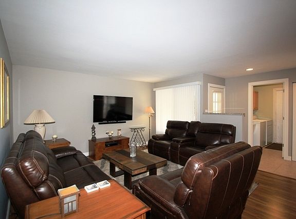 4th image of 1068 Shannock Ln