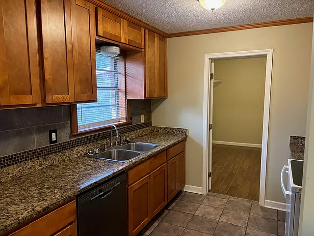 504 Ramsey Ave — Photo 8