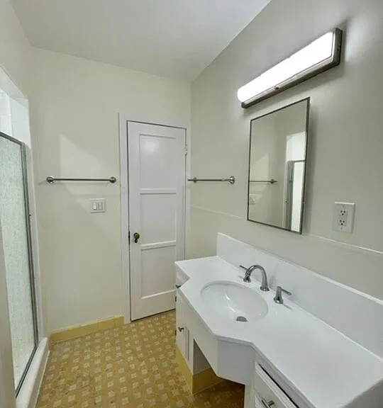 1600 N Martel Ave #B — Photo 36