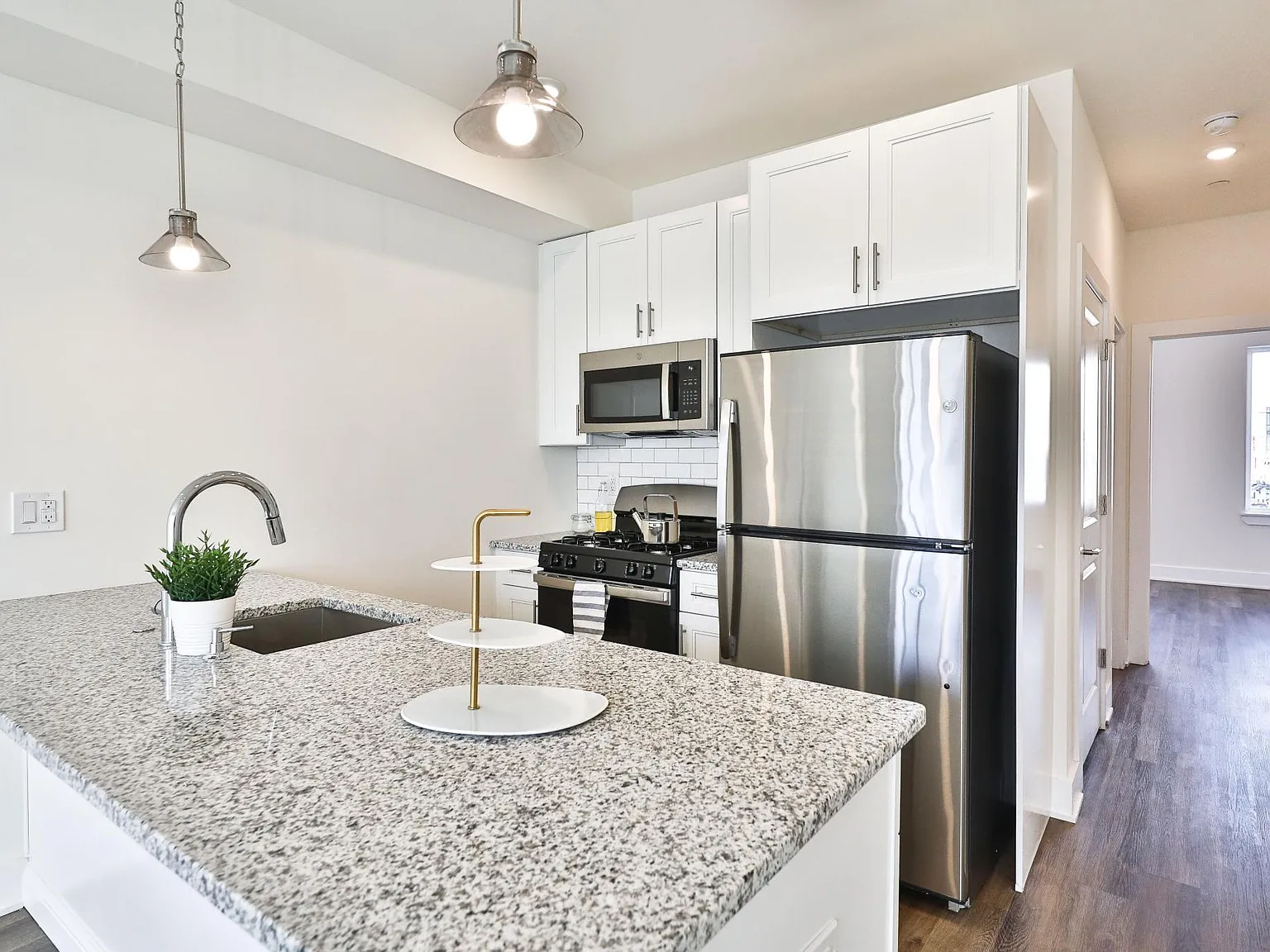 3 bed, 1360 sqft, $2,500 — Photo 3