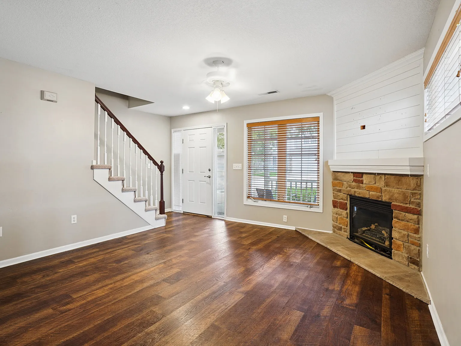2 bed, 2.5 bath, 1385 sqft, $1,595 — Photo 3