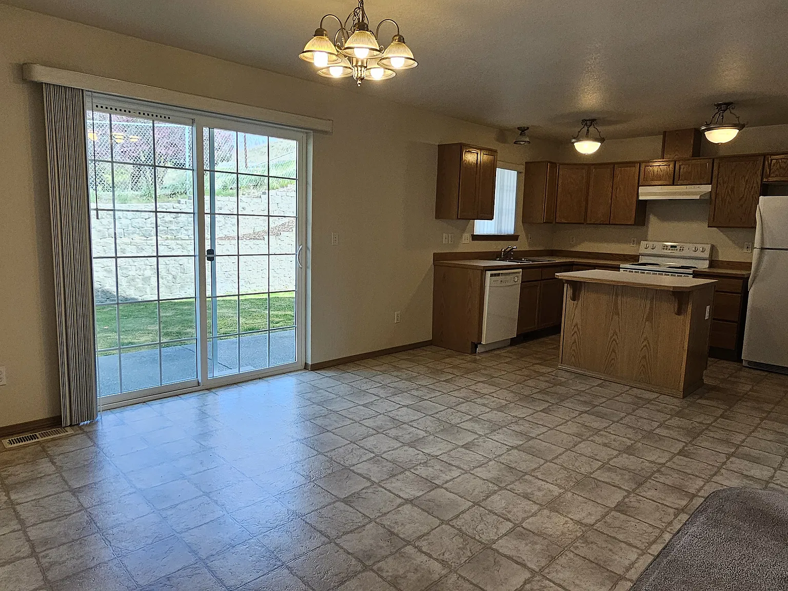 3 bed, 2.5 bath, 1700 sqft, $1,750 — Photo 3