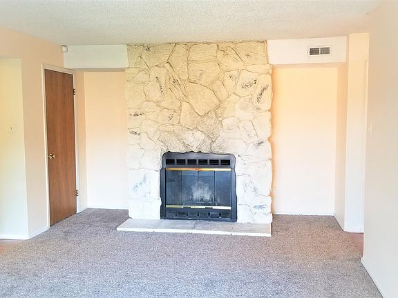 Living Room with fireplace