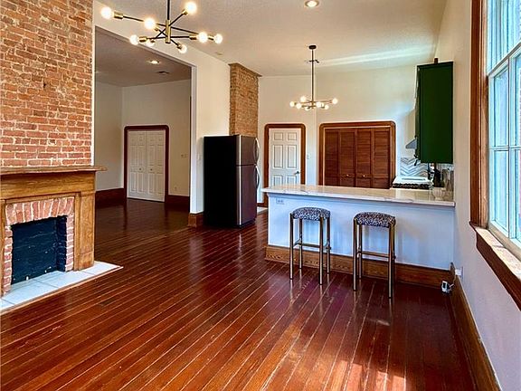 5th image of 1003 Clouet St