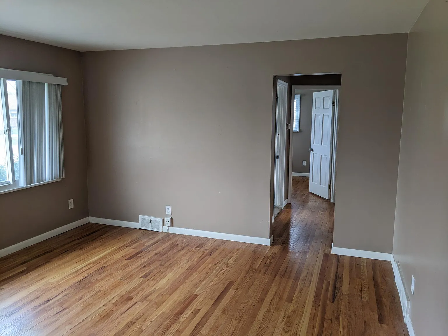 3 bed, 972 sqft, $1,440 — Photo 3