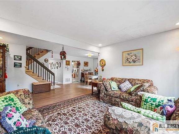 4th image of 325 Willowbrook Dr