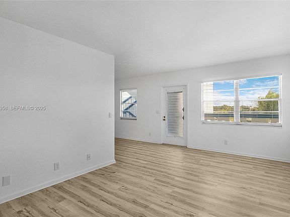 5th image of 3030 Lincoln Pl #3030-B