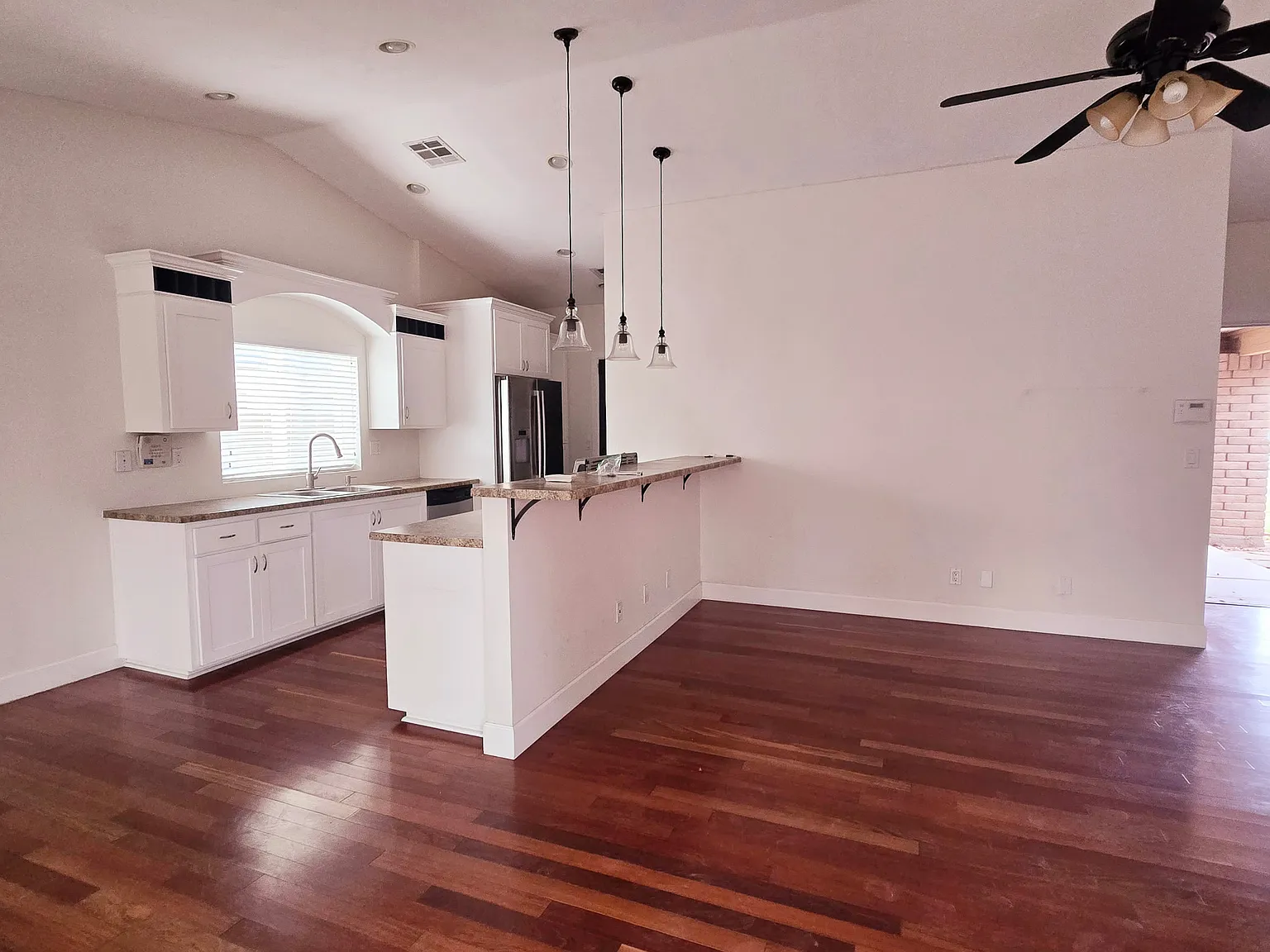 3 bed, 1341 sqft, $2,400 — Photo 4