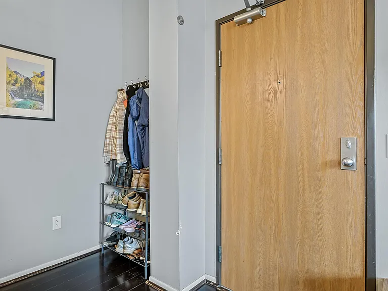 215 7th St NE #301 — Photo 9