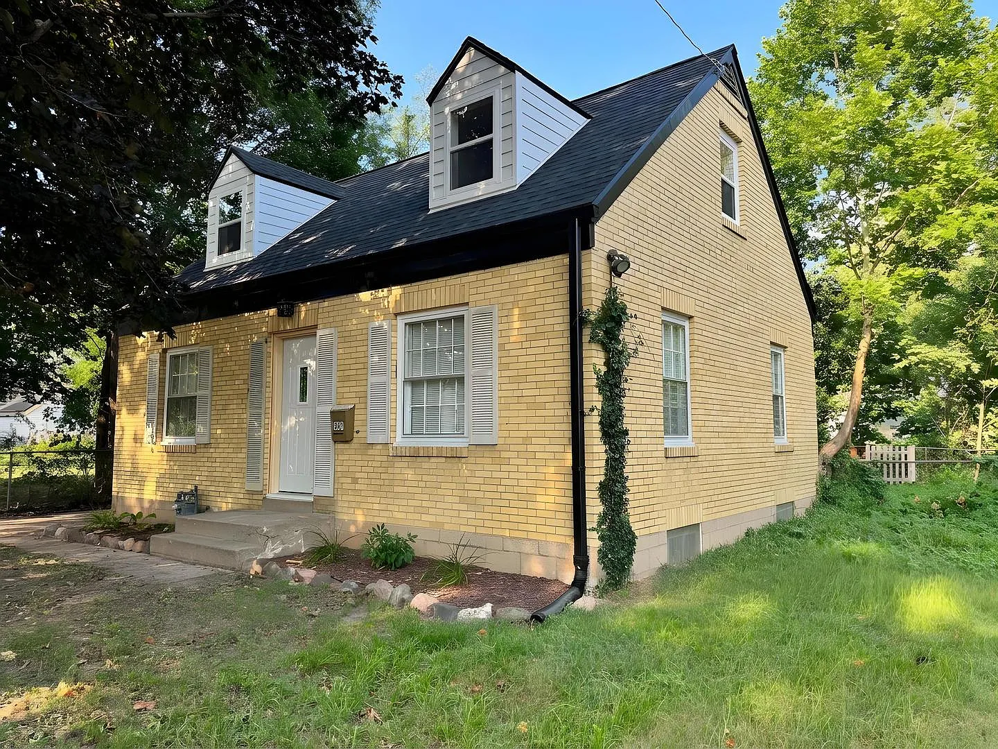 3 bed, 1129 sqft, $1,600 — Photo 1