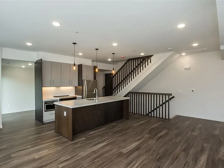 535 S Dubuque St — Photo 5