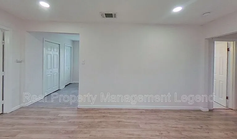2320 Brockbank Dr — Photo 3