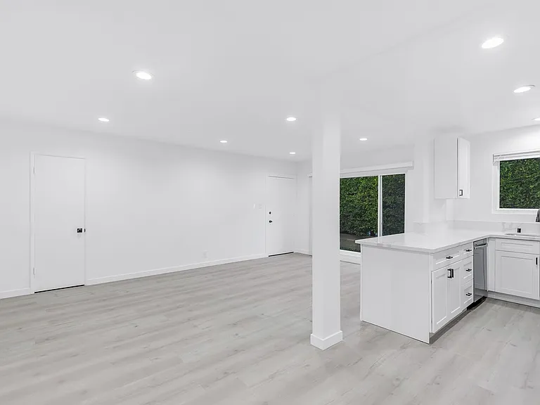 1138 Cardiff Avenue — Photo 14
