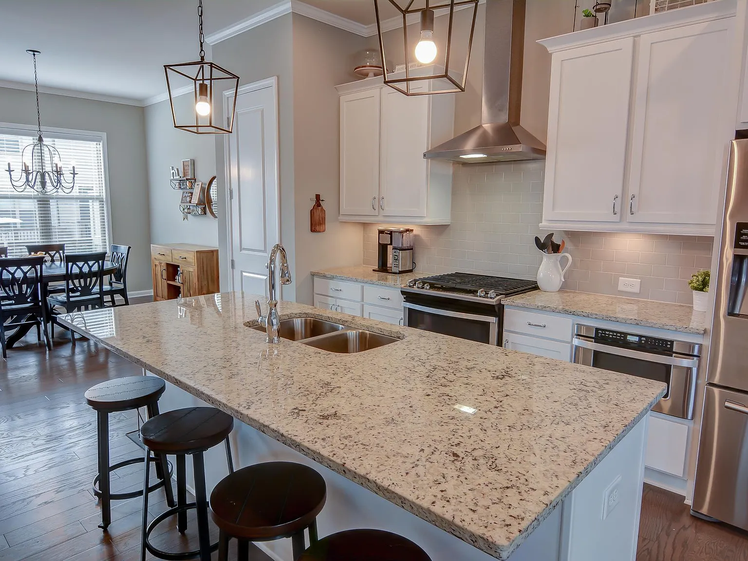 3 bed, 3.5 bath, 2025 sqft, $3,200 — Photo 4