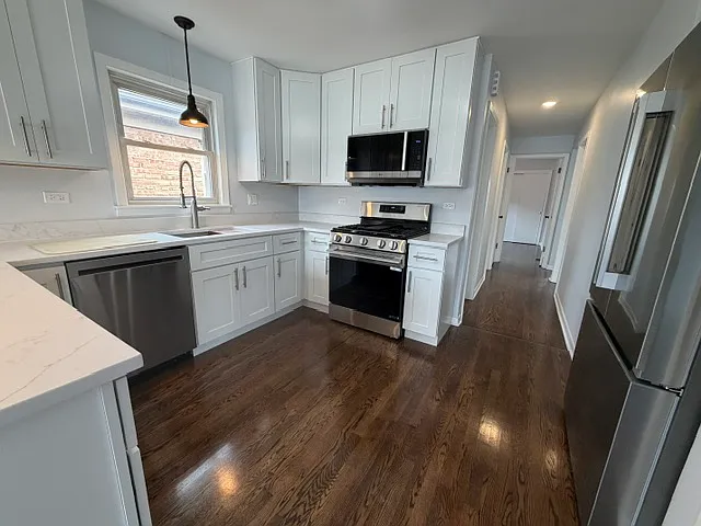 5 bed, 2.5 bath, 2400 sqft, $4,000 — Photo 4