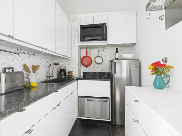 165 Christopher Street image 3 of 7