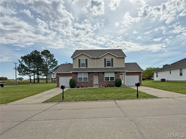 800/802 Country Club Dr, Red Bud, IL 62278