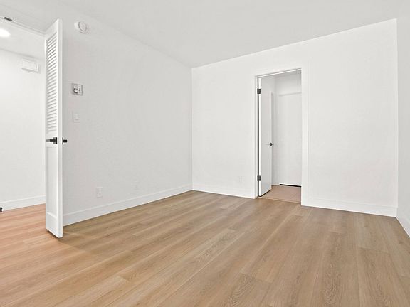 5th image of 727 Westbourne Dr APT 309