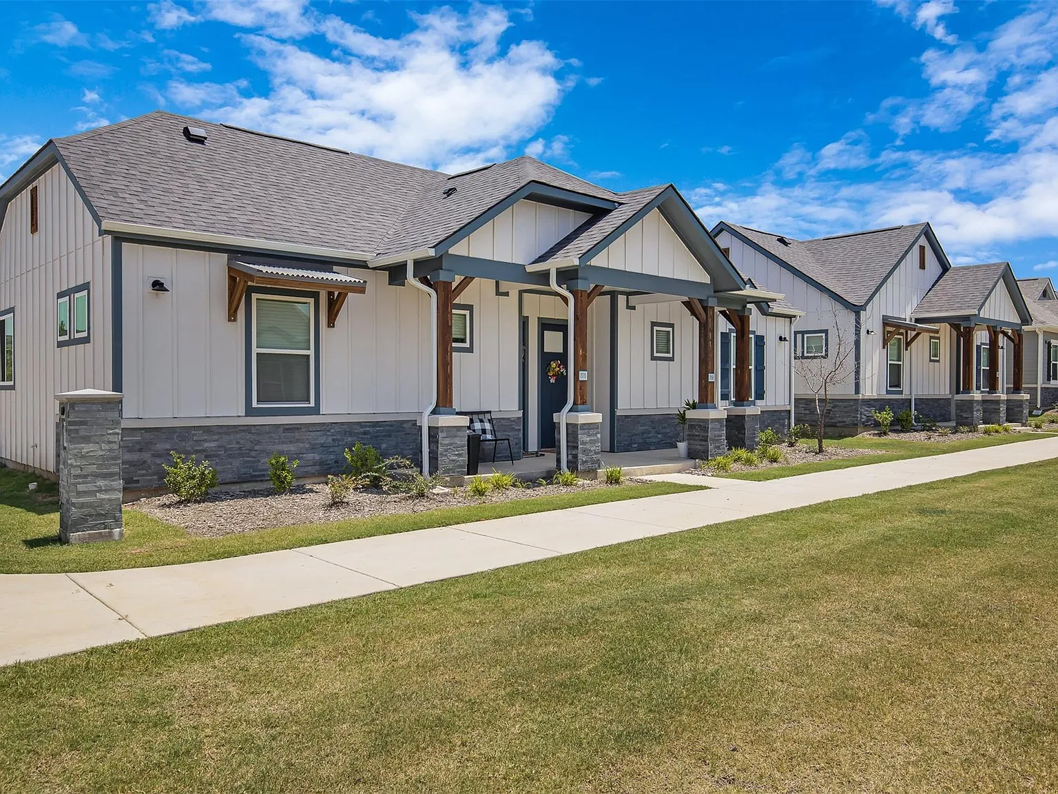 1 bed, 1.0 bath, 637 sqft, $1,697 — Photo 2