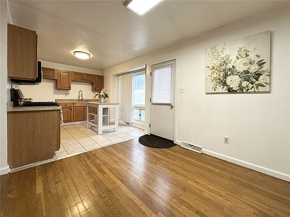 3rd image of 31 Beecher Ct