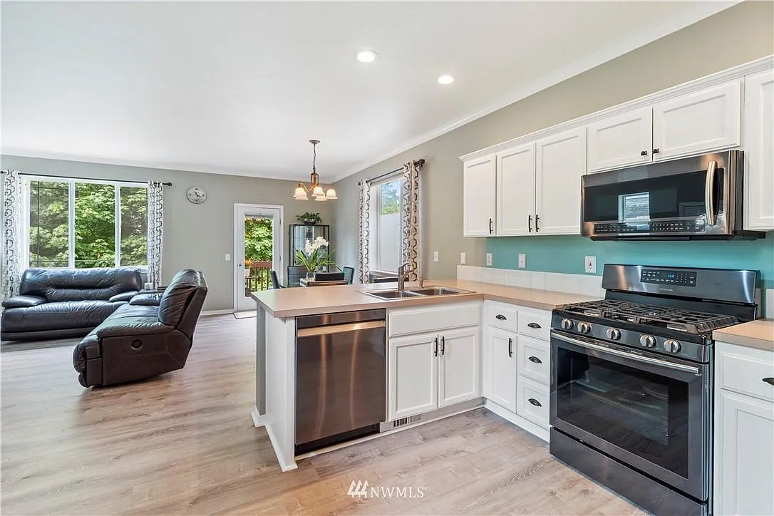 4 bed, 2.5 bath, 1620 sqft, $3,390 — Photo 3