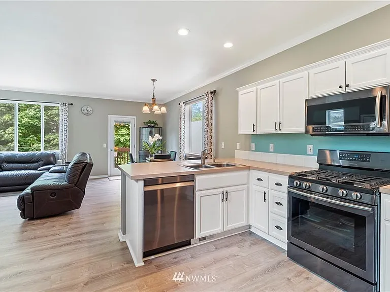 1162 Edmonds Pl NE — Photo 3