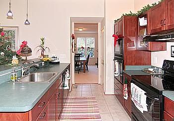 Kitchen w/ Ceramic Tile