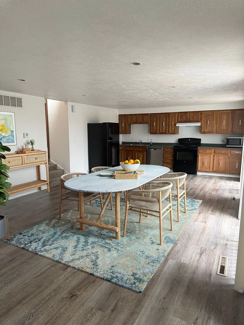 661 W Lakeshore Drive — Photo 3