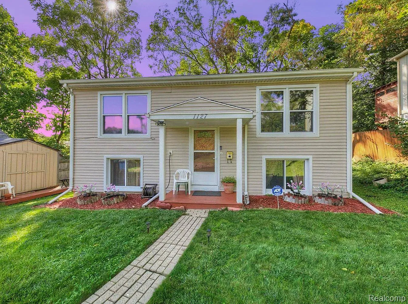 1127 Gott St photo 1